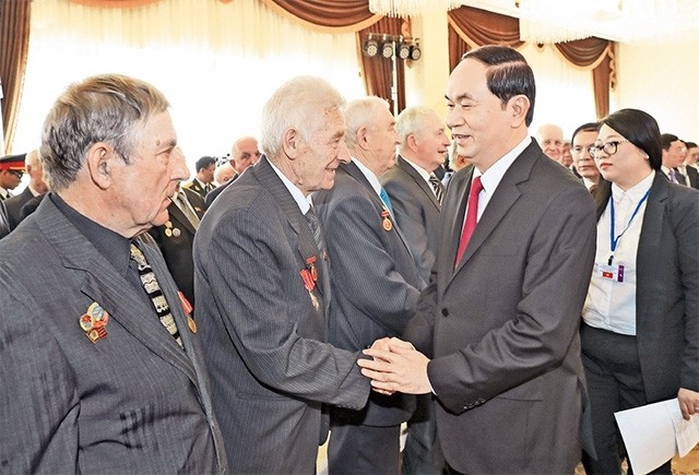 Le Président vietnamien, Trân Dai Quang (cravate rouge), à la rencontre des représentants de l'Association d'amitié Biélorussie - Vietnam et des vétérans biélorusses. Photo: VNA.