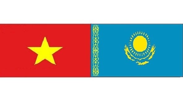 Les drapeaux du Vietnam et du Kazakhstan. Photo: NDEL.