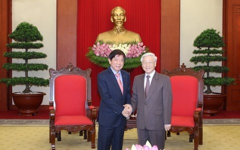 Le Secrétaire général du Parti communiste du Vietnam, Nguyên Phu Trong (à droite), et le Président du Parti d'action populaire de Singapour, Khaw Boon Wan. Photo: VOV.