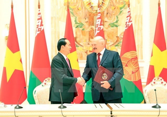 Le Président vietnamien, Trân Dai Quang (à gauche), et son homologue biélorusse, Alexander Lukashenko, lors de la cérémonie de signature de la Déclaration commune Vietnam - Biélorussie. Photo: VNA.