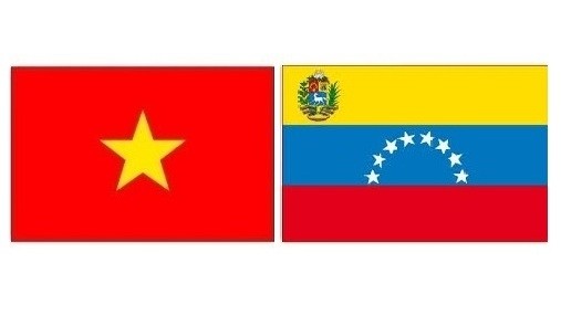 Les drapeaux du Vietnam et du Vénézuéla. Photo: NDEL.