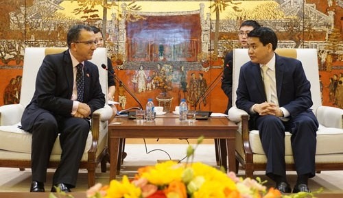 Le président du Comité populaire de la ville de Hanoi, Nguyên Duc Chung (à droite) et l’Ambassadeur marocain au Vietnam, Azzeddine Ferhane, le 28 juin à Hanoi. Photo: hanoimoi.com.vn.