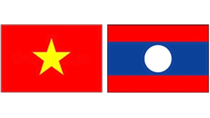 Les drapeaux du Vietnam et du Laos. Photo: NDEL. 