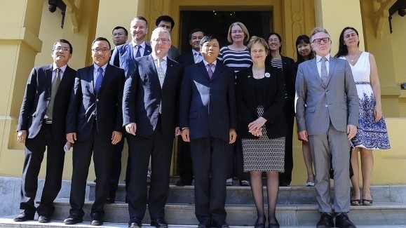Des représentants du Ministère vietnamien des Affaires étrangères et de celui d’Australie prennent une photo familiale. Photo: baoquocte.vn.
