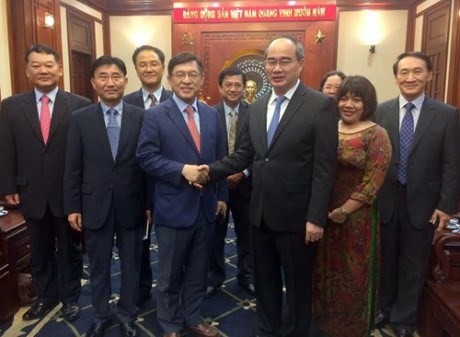 Le secrétaire du Comité municipal du Parti pour HCM-Ville, Nguyên Thiên Nhân (à droite), et Shim Won Hwan, directeur général du complexe Samsung Vietnam. Photo: VNA.