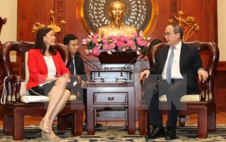 Nguyên Thiên Nhân (à droite), membre du Bureau politique et secrétaire du Comité du Parti pour Hô Chi Minh-Ville, et Mme Sherry S. Boger, vice-présidente et aussi directrice générale de la SARL Intel Products Vietnam. Photo: VNA.