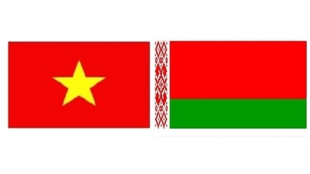 Les drapeaux du Vietnam et de la Biélorussie. Photo: NDEL