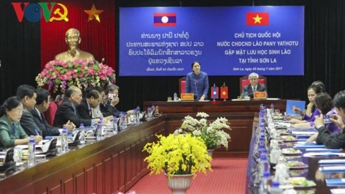 La Présidente de l’AN laotienne, Pany Yathotu (debout) prend la parole. Photo: VOV.