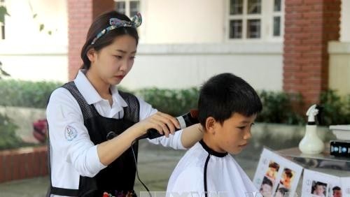 Coiffure gratuite au profit d'enfants vietnamiens. Photo: VNA.