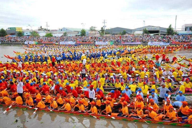 La course de Ghe Ngo des Khmers est un des produits touristiques originaux de la province de Soc Trang. Photo: http://baodautu.vn.