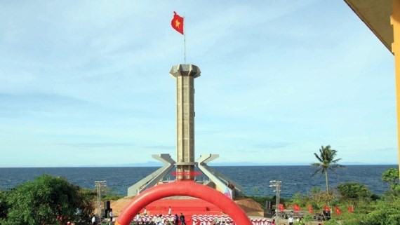 La tour du drapeau national dans le district insulaire de Côn Co, province de Quang Tri (au Centre). Photo: sggp.org.vn.