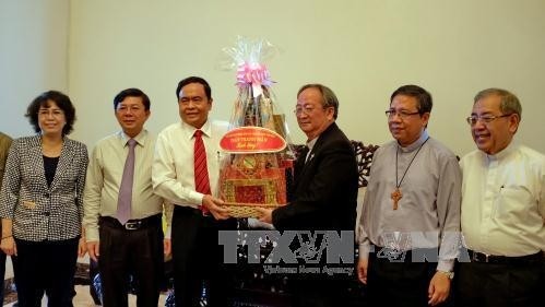 Trân Thanh Mân, Président du CC du FPV (à gauche) remet des cadeaux à l’archevêque Bùi Van Doc. Photo: VNA.