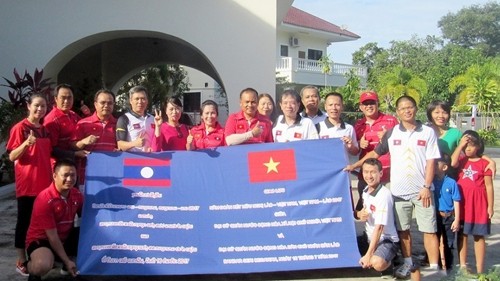 L’ambassadeur vietnamien Dô Anh Tuân, son homologue laotien, et les sportifs de deux équipes vietnamienne et laotienne. Photo: http://baoquocte.vn