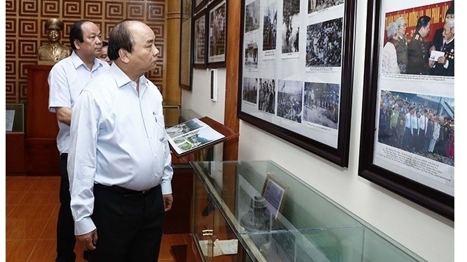 Le PM Nguyên Xuân Phuc à la maison d'exposition du site historique dédié aux soldats du régiment 52 Tây Tiên. Photo: VNA.