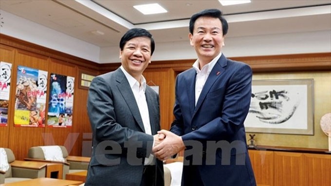L’Ambassadeur vietnamien au Japon, Nguyên Quôc Cuong (à gauche), et le gouverneur de la préfecture de Chiba, Kensaku Morita. Photo: VNA.