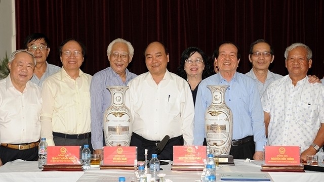 Le PM Nguyên Xuân Phuc (3ème, à droite, 1er rang) et de représentants de l’Union des associations des lettres et des arts, le 4 août à Hanoi. Photo: NDEL.