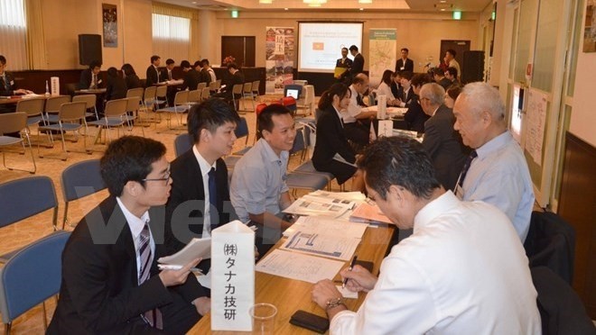 Rencontre entre des entreprises japonaises et des étudiants vietnamiens lors du séminaire. Photo: VNA.