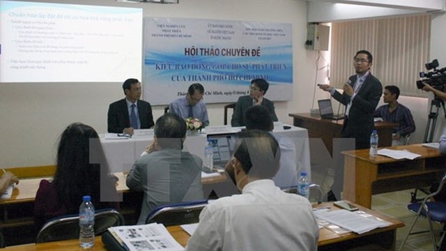 Le docteur Trân Duy Châu a partagé ses expériences dans le développement de l’énergie solaire. Photo : VNA