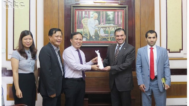 Ngô Hoài Chung, vice-directeur général de l’Administration nationale du tourisme du Vietnam (3emè à gauche) et Waleed Mohamed H.A. Al-Emadi, ambassadeur adjoint du Qatar au Vietnam (2ème à droite),  le 8 août à Hanoi. Photo : baodulich.vn.