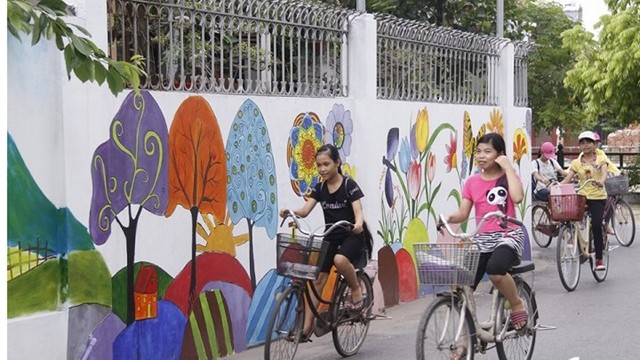 La première peinture murale de rue, réalisée par les jeunes de la commune de Dan Phuong. Photo: VTC News.