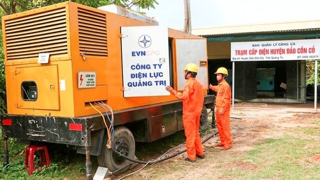 Le générateur de 250 kVA a été transporté au district insulaire de Côn Co. Photo: NDEL.