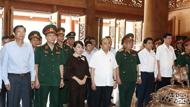 Le Premier ministre Nguyên Xuân Phuc offre de l'encens au Président Hô Chi Minh, au site historique de Da Chông (K9). Photo: VNA.