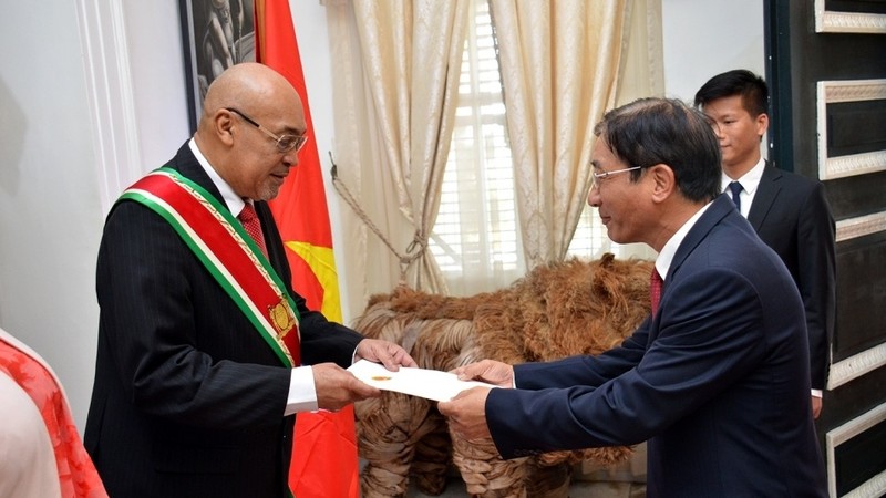 L'ambassadeur Dô Ba Khoa (à droite) présente ses lettres de créance au Président surinamais, Desiré Delano Bouterse. Photo: baoquocte.vn.