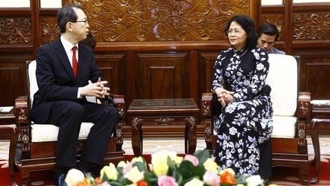 La Vice-Présidente vietnamienne, Dang Thi Ngoc Thinh (à droite), et le gouverneur de la préfecture japonaise de Fukushima, Masao Uchibori, le 24 août à Hanoi. Photo: VNA.