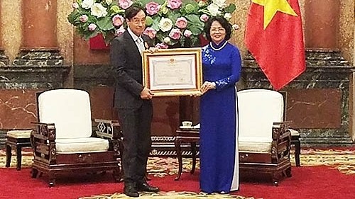 La Vice-Présidente vietnamienne, Dang Thi Ngoc Thinh (à droite), et le professeur français Odon Vallet. Photo: NDEL.