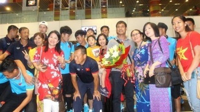Accueil amical de la sélection masculine de football à l’aéroport international de Kuala Lumpur, le 10 août. Photo : VNA.