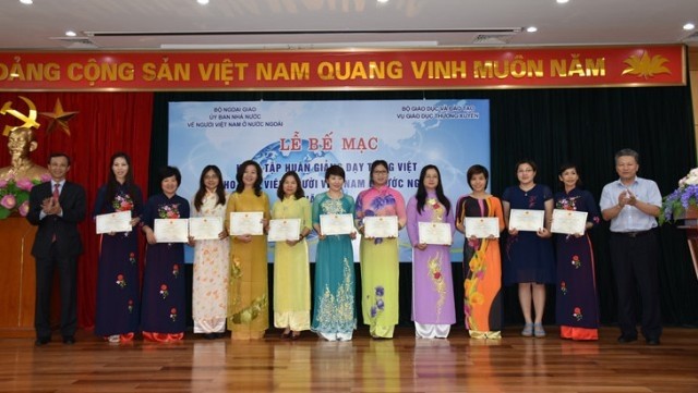 La remise du certificat aux participants de la formation en langue vietnamienne au profit d’enseignants Viêt kiêu. Photo: VOV. 