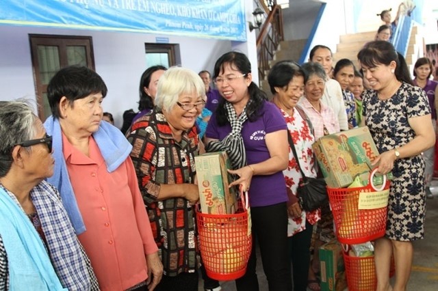 Les femmes de HCM-Ville offrent des cadeaux aux pauvres de Phnom Penh. Photo: NDEL.