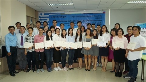 Cérémonie de remise des bourses et des certificats aux diplômés brillants, le 25 août, à Hô Chi Minh-Ville. Photo: CVN.