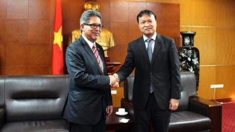 Le vice-ministre vietnamien de l’Industrie et du Commerce, Dô Thang Hai (à droite), et son homologue salvadorien des AE, Carlos Castañeda. Photo: baocongthuong. 
