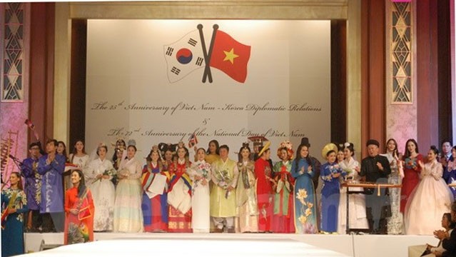 Défilé de costumes traditionnels de l'ASEAN dans la soirée de réception en République de Corée. Photo: VNA.