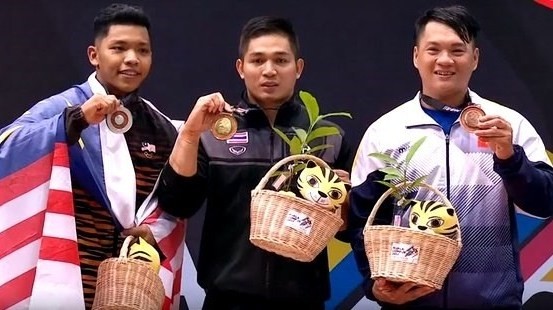 L’haltérophile Hoàng Tân Tài (au centre) médaillé de bronze dans la catégorie des moins de 85 kg. Photo: vietnamnet.vn.
