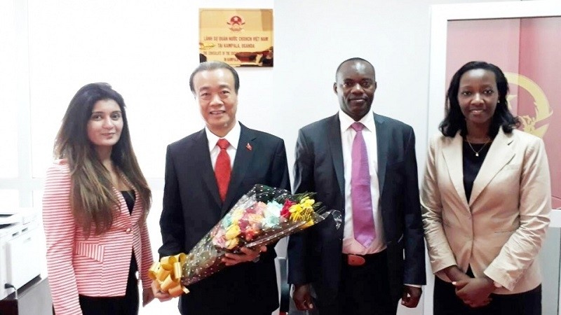 L'ambassadeur vietnamien Nguyên Kim Doanh (2ème, à gauche), le consul d’honneur du Vietnam en Ouganda, Mulenga Augustus Ceasor (2ème, à droite). Photo : baoquocte.vn.