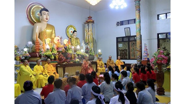La fête Vu Lan est célébrée samedi 2 septembre dans la pagode Bao Quang, province de Savannakhet, au Laos. Photo : CVN.