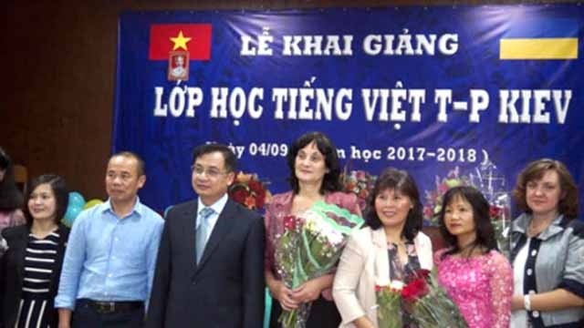 La cérémonie d’ouverture de la classe de langue vietnamienne à Kiev, en présence de l’ambassadeur du Vietnam en Ukraine et en Moldavie, Nguyên Anh Tuân. Photo : VOV.