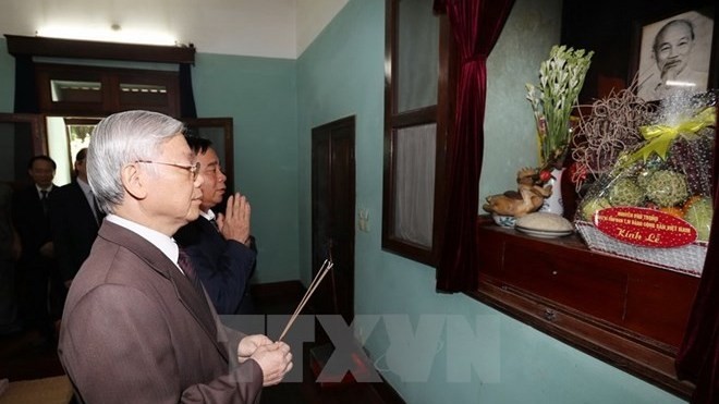 Le Secrétaire général du PCV, Nguyên Phu Trong, offre de l’encens en hommage au Président Hô Chi Minh. Photo: VNA.