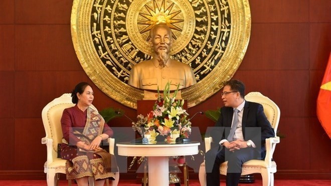 L'Ambassadrice laotienne en Chine, Vandy Bouthasavong (à gauche), et l'Ambassadeur vietnamien en Chine, Dang Minh Khôi. Photo: VNA.