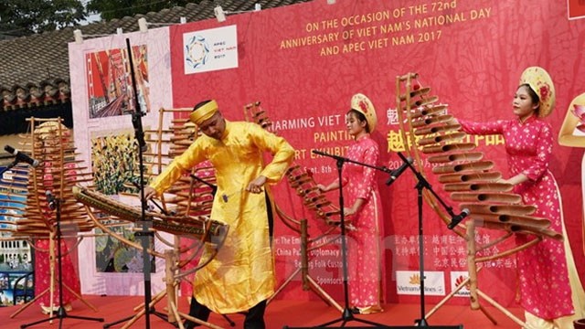 Représentation de la musique lors de l’exposition de peinture le Vietnam organisée en Chine. Photo : VNA.
