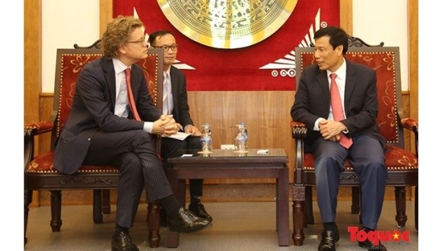 Le ministre de la Culture, des Sports et du Tourisme, Nguyên Ngoc Thiên (à droite) et l’ambassadeur suédois au Vietnam, Pereric Hogberg, le 13 septembre à Hanoi. Photo : toquoc.vn.