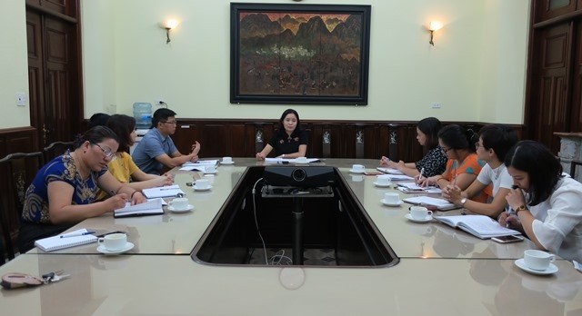 L'ensemble de la séance de travail récemment présidée par la vice-ministre de la Culture, des Sports et du Tourisme, Trinh Thi Thuy. Photo : http://toquoc.vn.