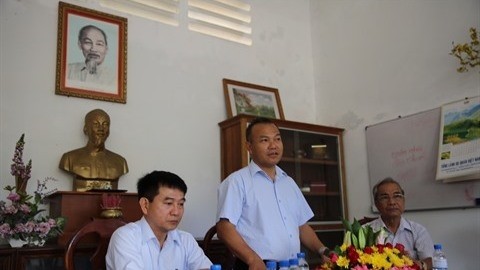 Le vice-ministre des AE, Vu Hông Nam (debout), lors d'une séance de travail avec les repésentants des Associations des Cambodgiens d'origine vietnamienne. Photo: quehuongonline.