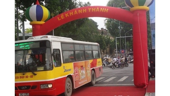 La cérémonie d’inauguration de lavoie réservée aux autobus sur la rue  de Yên Phu. Photo: VNA.