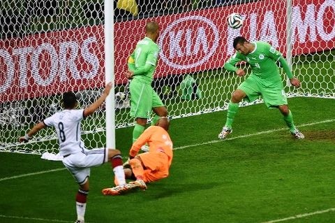 Le milieu allemand Mesut Ozil (g) marque le 2e but de l'Allemagne face à l'Algérie et envoie la «Mannschaft» en quart de finale, le 30 juin à Porto Alegre. Photo: Liberation.