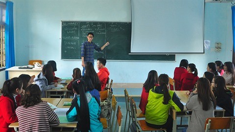 Vincent (debout) et ses étudiants de l’École normale supérieure de Quang Tri. Photo : BQT/CVN.