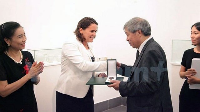 Novák Katalin, secrétaire d’État hongroise chargée des Ressources humaines, décerne l’Ordre du Mérite hongrois au traducteur vietnamien Giap Van Chung. Photo : VNA.