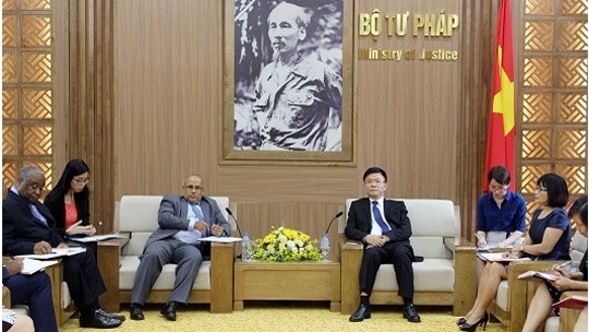 Lê Thành Long (à droite) reçoit Youssouf Abdel-Jelil. Photo : baophapluat.vn.